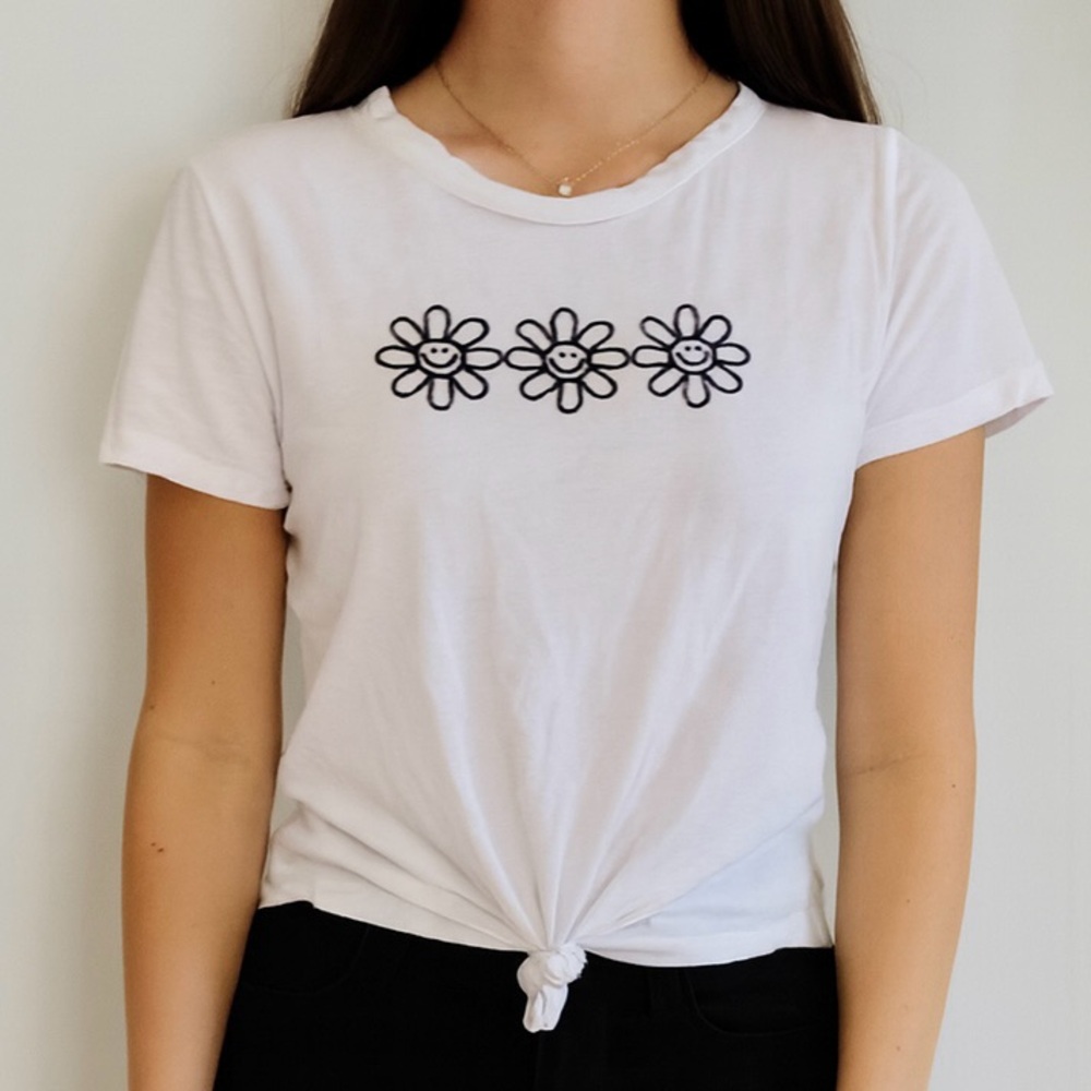 True Craft White Smiley Daisy Graphic Tee Short Sleeve Casual T Shirt NWT Size M